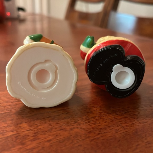 Vintage Hallmark Cards Inc Santa & Mrs. Claus Plastic Salt and Pepper Shakers - Picture 12 of 12